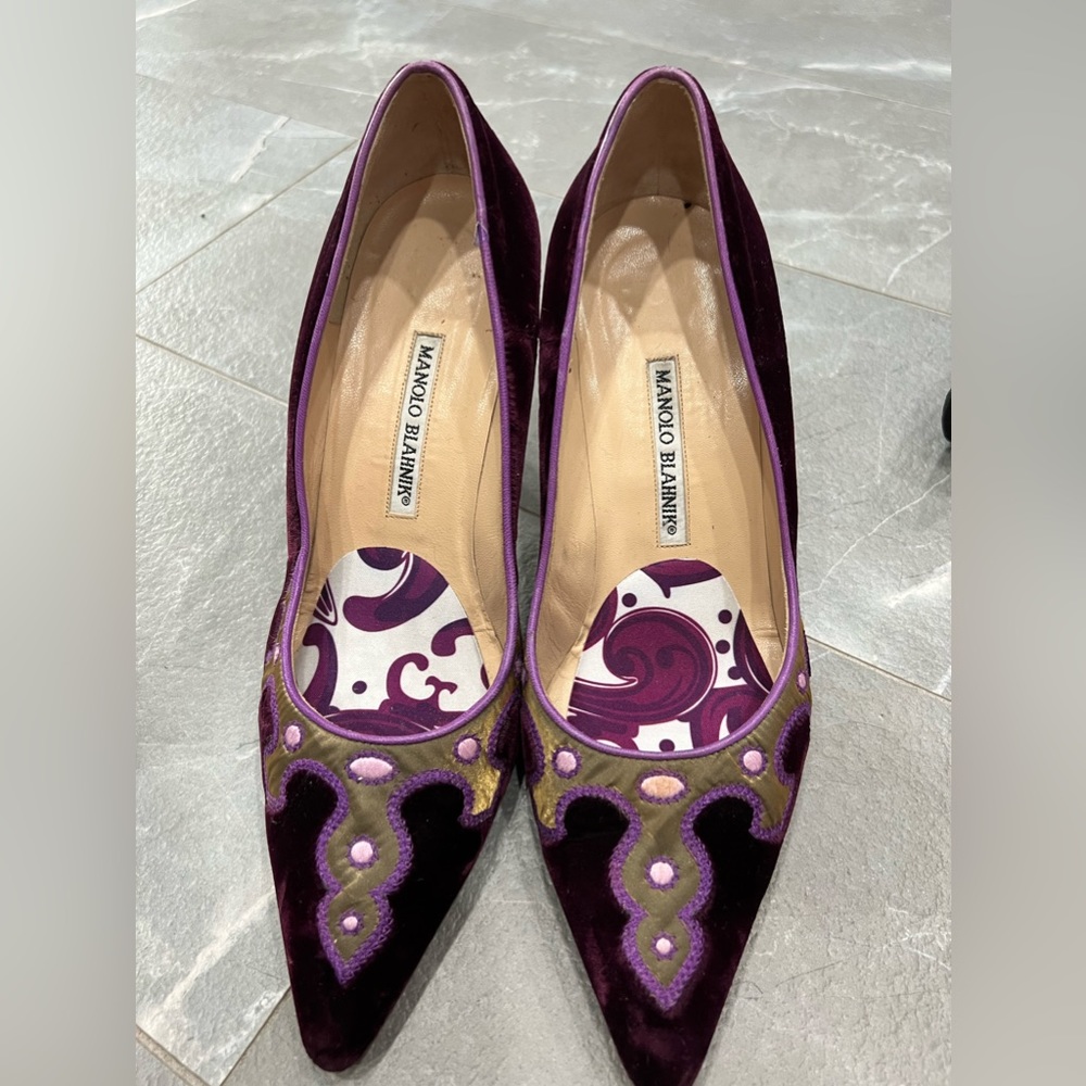 Manolo Blanik purple velvet shoes pumps sz 38